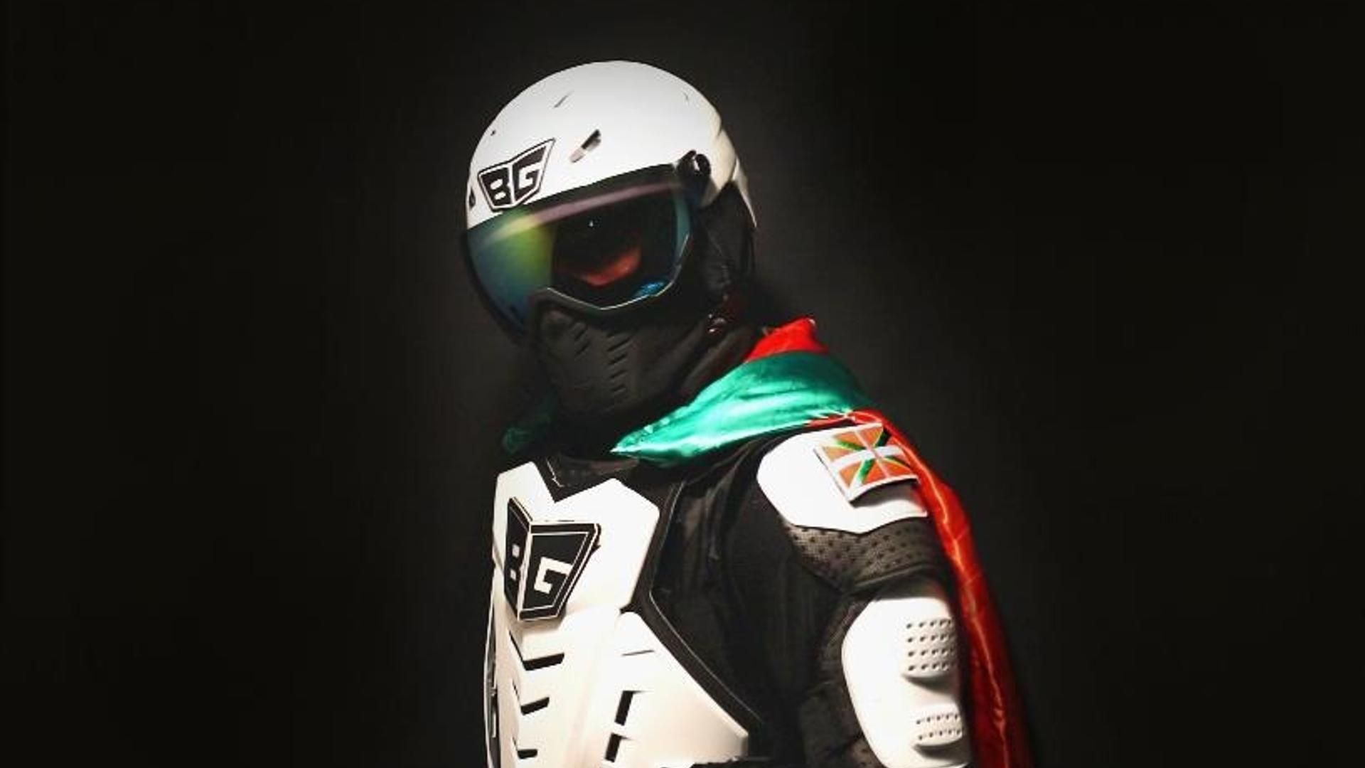 De Basque Guardian, el hombre enmascarado que patrulla por Bilbao durante las noches