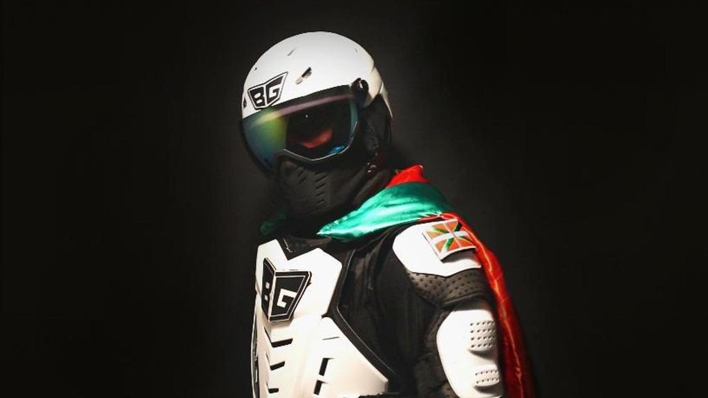 De Basque Guardian, el hombre enmascarado que patrulla por Bilbao durante las noches