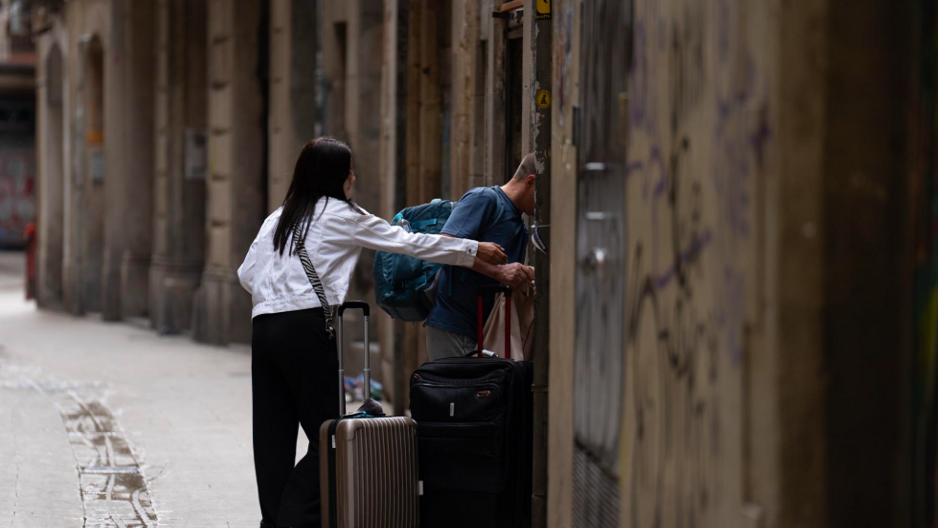 Dos turistas con maletas en el centro de Barcelona, en una imagen de archivo.