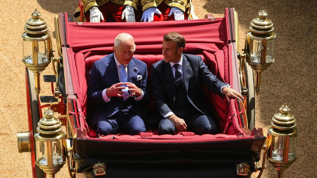 El primer ministro francés, Emmanuel Macron, y el rey Carlos III