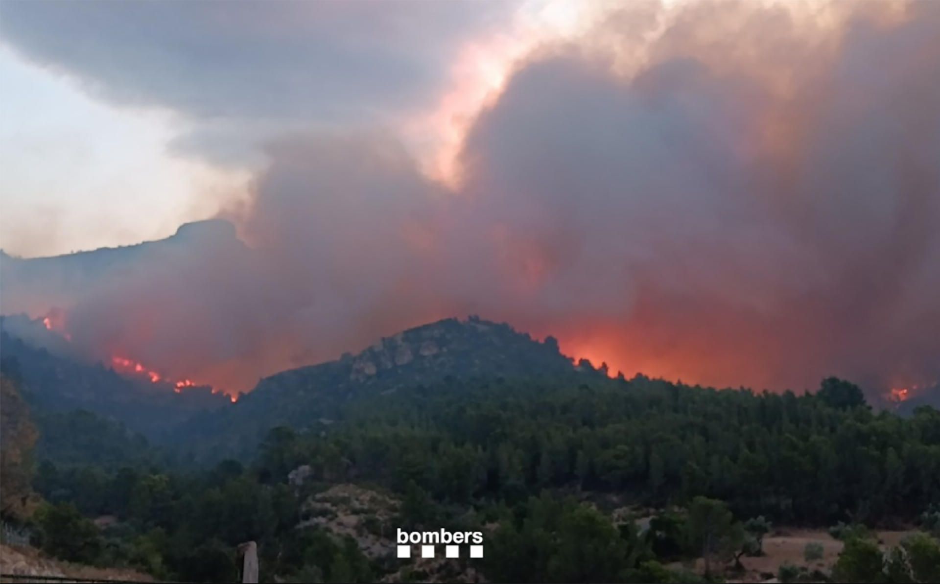 El viento impide controlar el incendio que ha dejado a 18.000 vecinos confinados en Tarragona