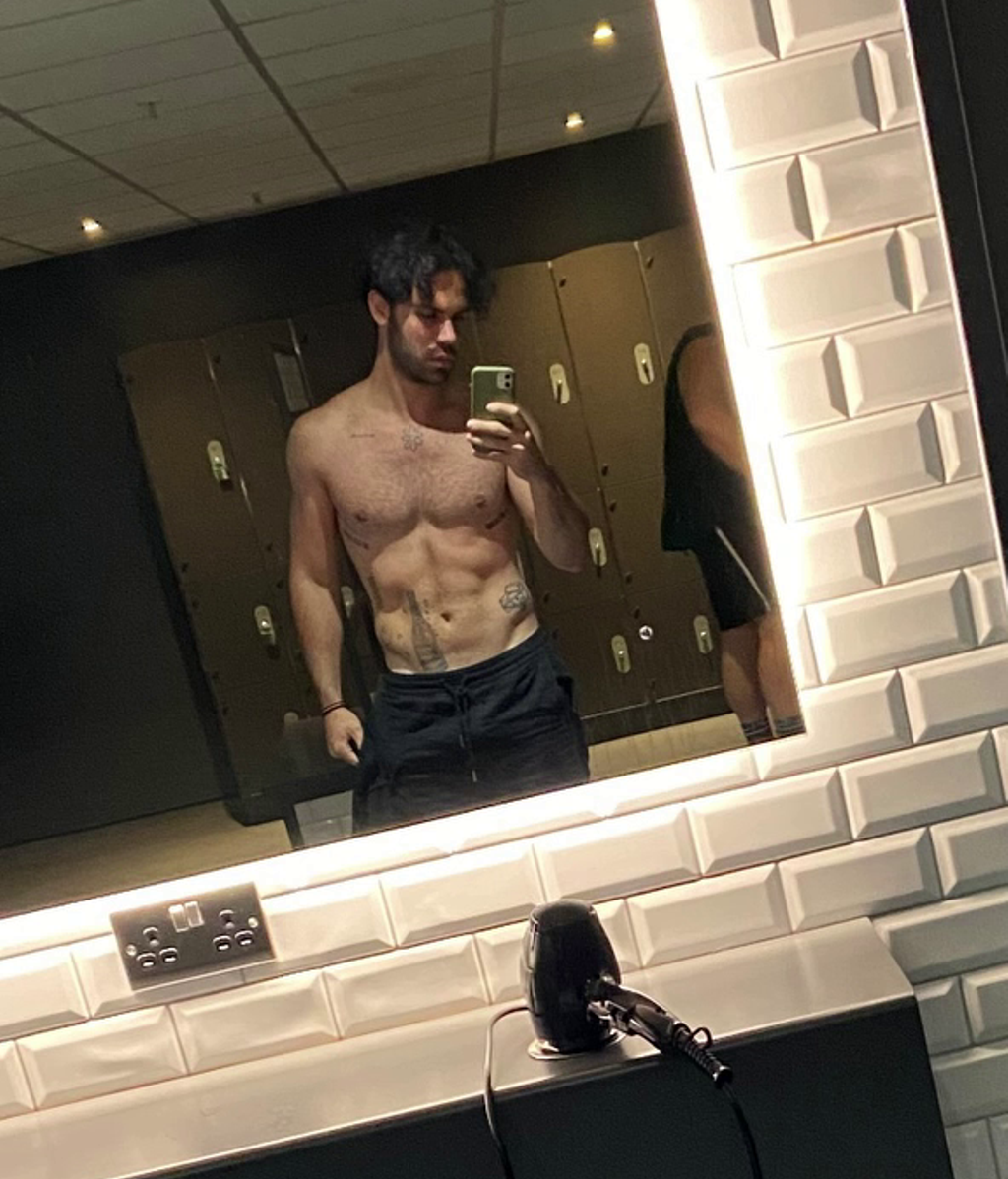 Finito, sin camiseta presume de abdominales