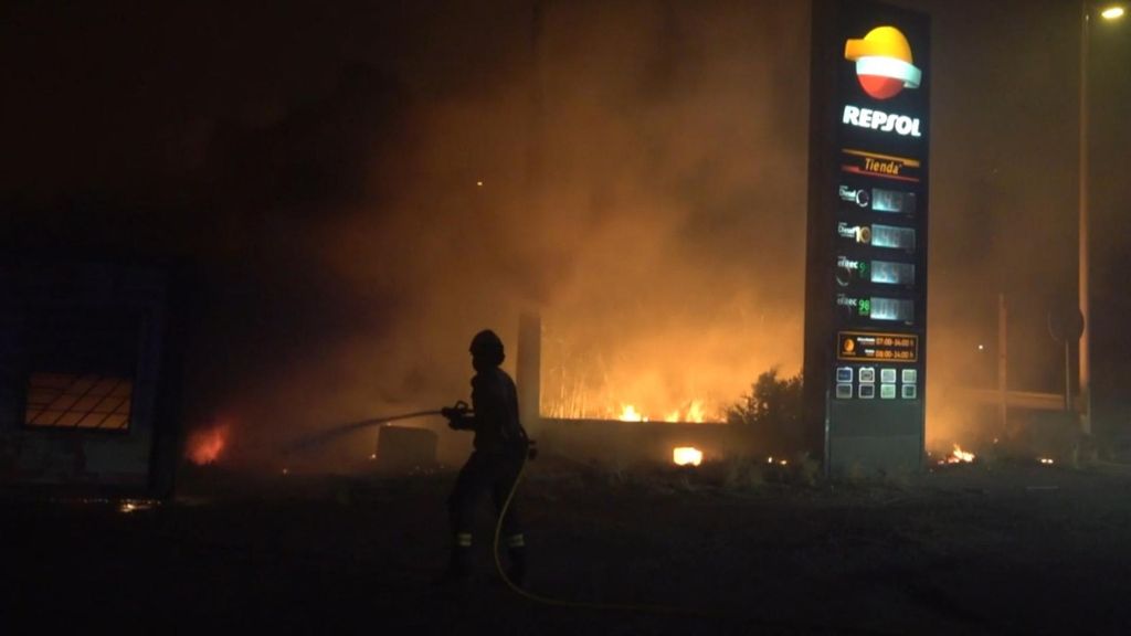 Horas críticas en Tarragona por el incendio en Paüls: las llamas obligan a confinar siete poblaciones tras arrasar más de 3.100 hectáreas