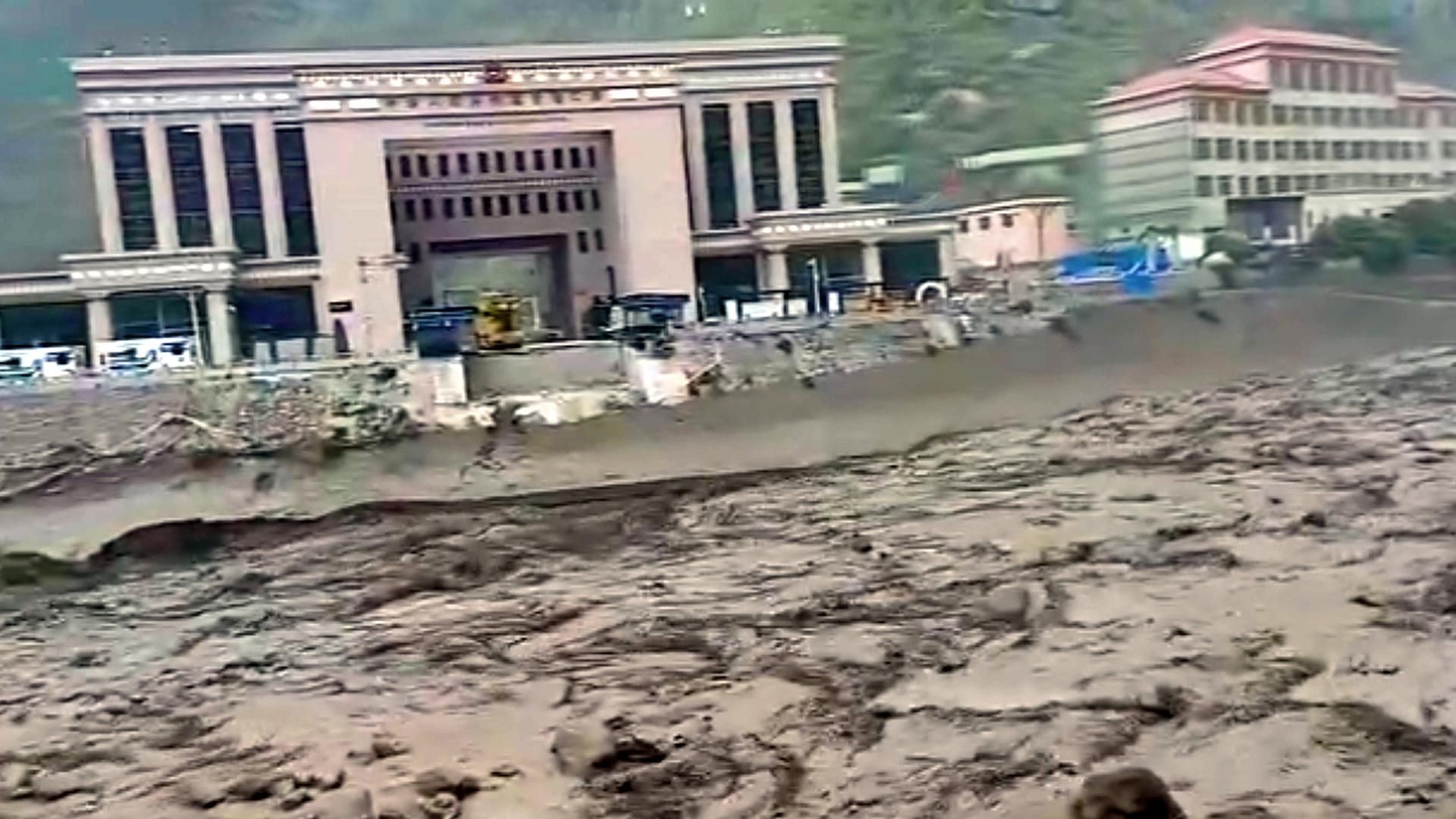 Inundación causada por la crecida de un río en Rasuwa, Nepal, que ha arrasado el Puente de la Amistad entre Nepal y China