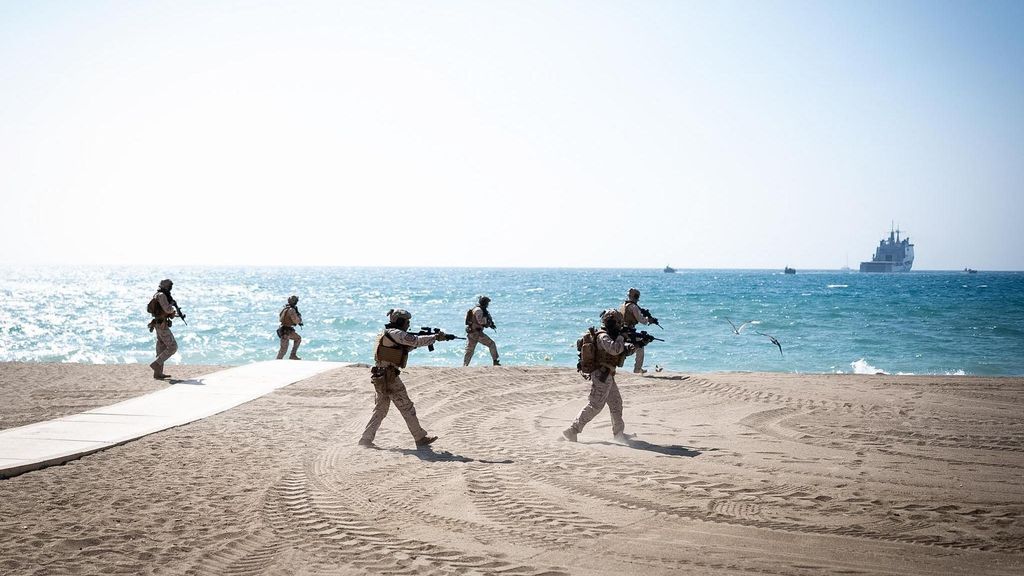 La Armada sorprende a cientos de bañistas en Málaga con un rescate simulado de rehenes en la playa de La Malagueta