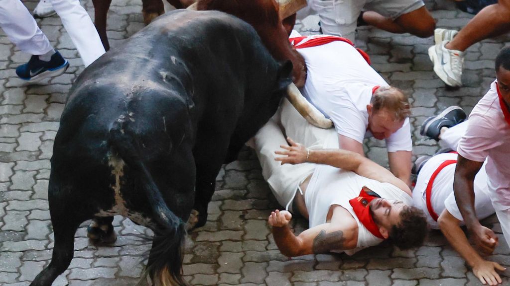 Vídeo del segundo encierro en San Fermín: un herido por asta y pánico por un toro rezagado