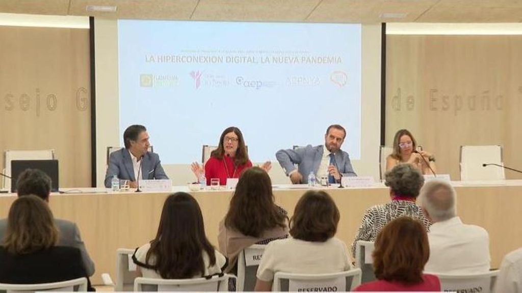 Nace la plataforma 'Control Z': pediatras y psicólogos que advierten de los peligros de abusar de las pantallas en menores