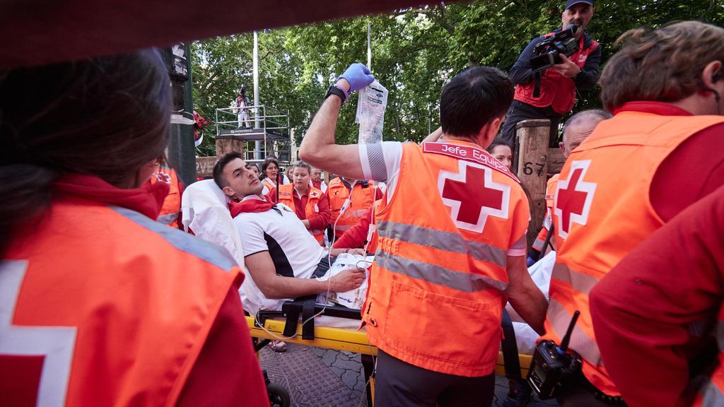 Sanitarios atienden a uno de los heridos este martes en el segundo encierro de los sanfermines 2025