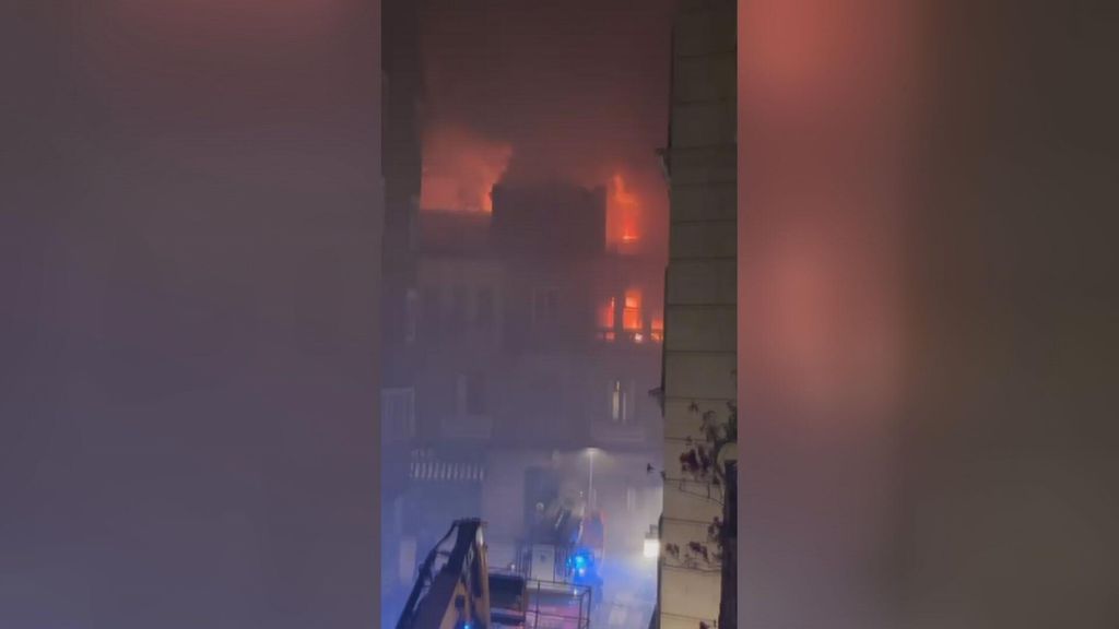 Un incendio calcina un edificio en pleno centro de Pontevedra