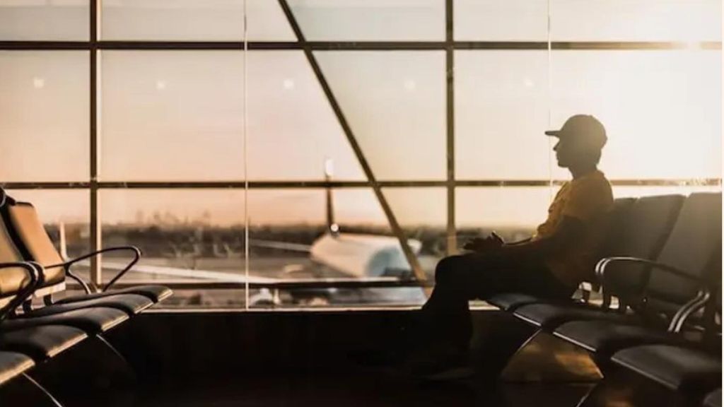 Un pasajero espera su vuelo
