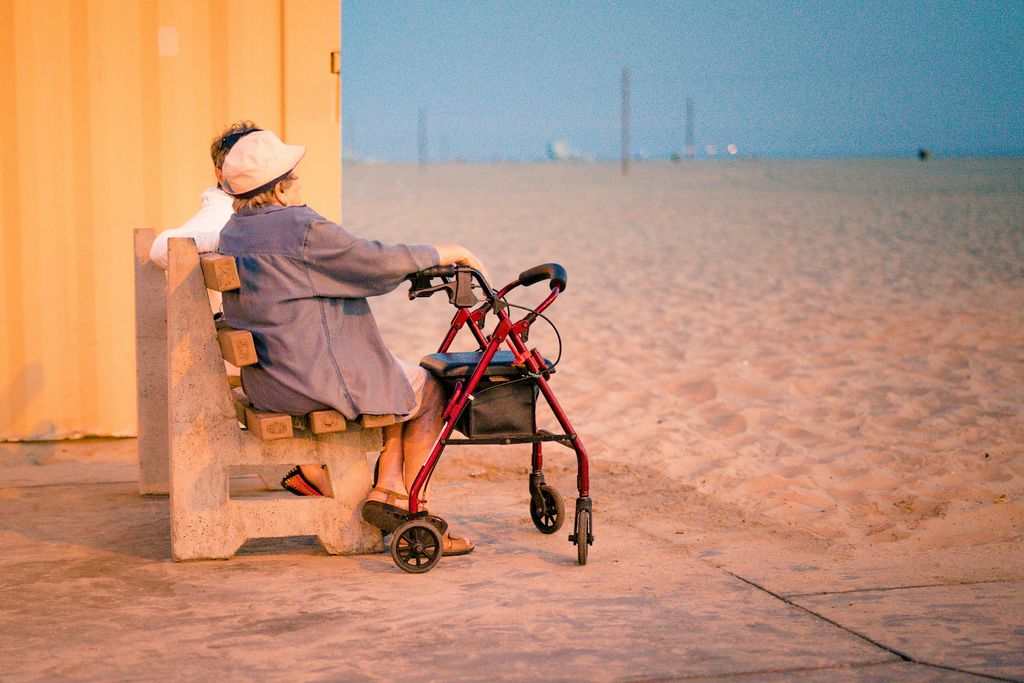 Una jubilada frente al mar
