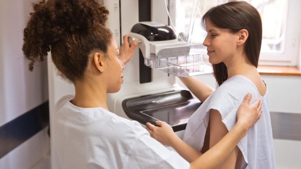 Una mujer se somete a una exploración preventiva de cáncer de mama