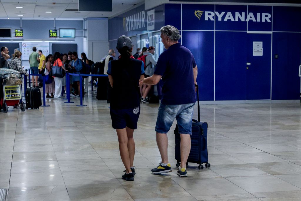 Viajeros con equipaje de mano en el aeropuerto Adolfo Suárez Madrid Barajas