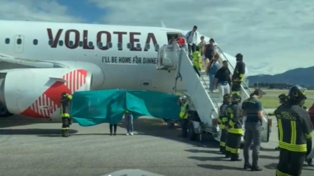 Un hombre es succionado por el motor de un avión en el aeropuerto de Bérgamo