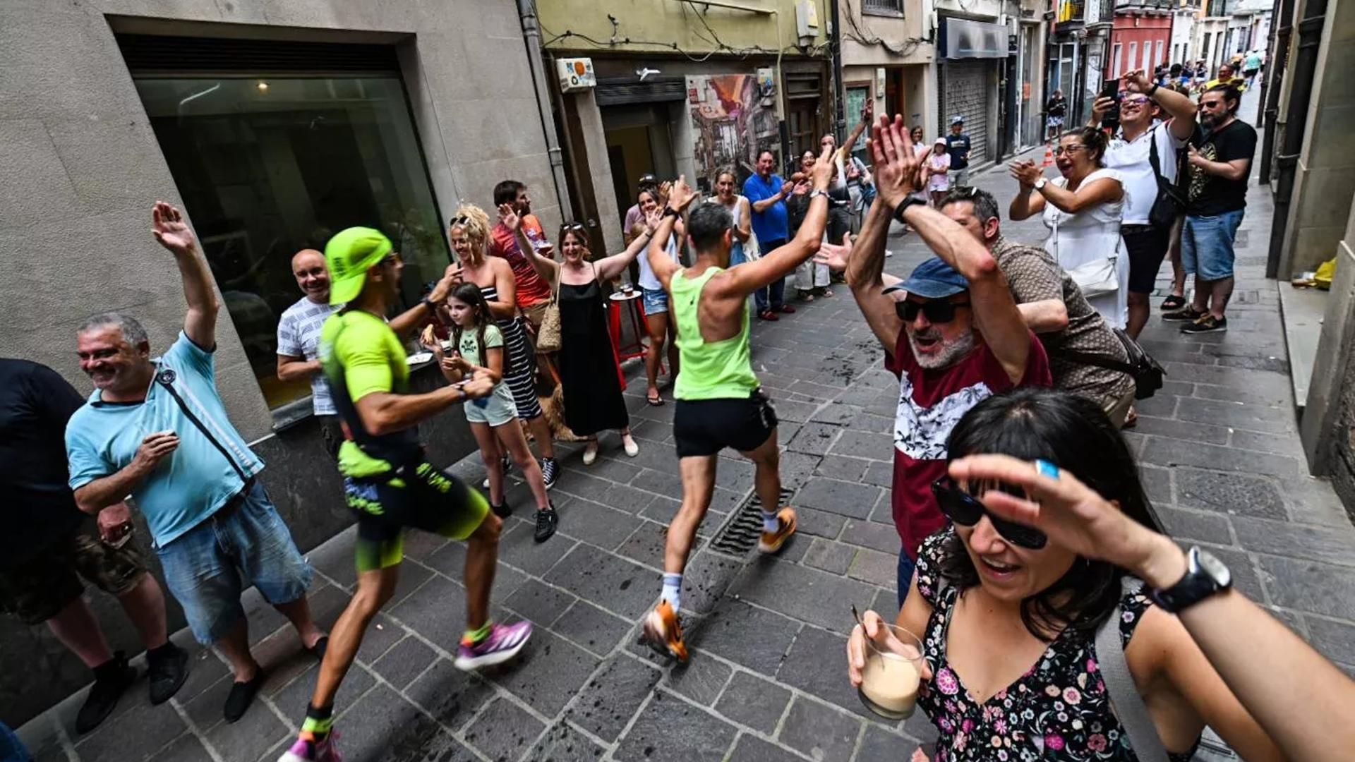 Algunos participantes jaleados por los espectadores en el Casco Viejo de Vitoria Algunos participantes jaleados por los espectadores en el Casco Viejo de Vitoria