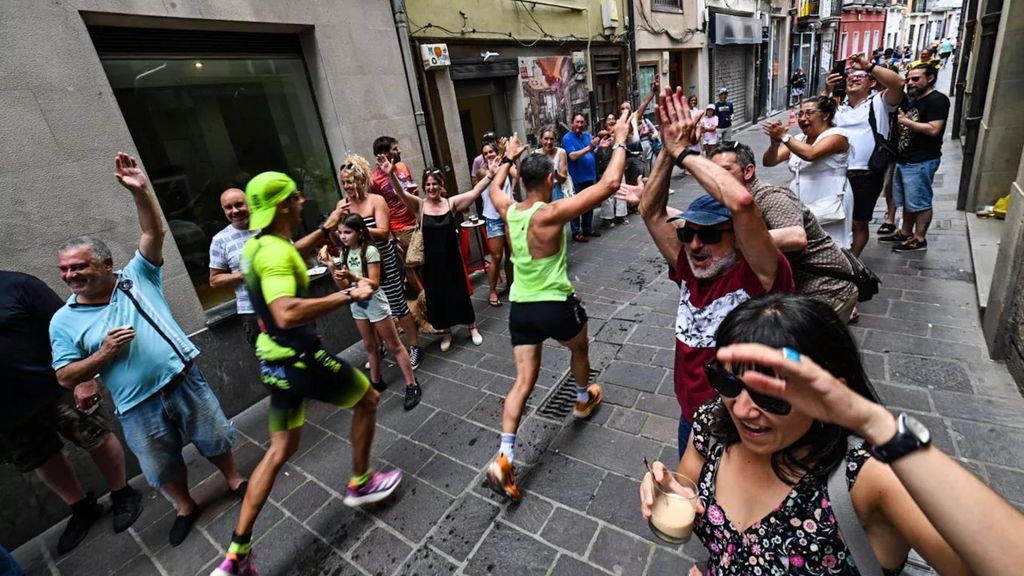 Algunos participantes jaleados por los espectadores en el Casco Viejo de Vitoria