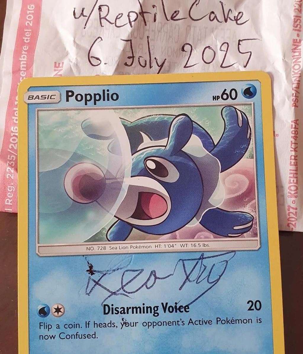 Carta Pokémon firmada por el papa León XIV