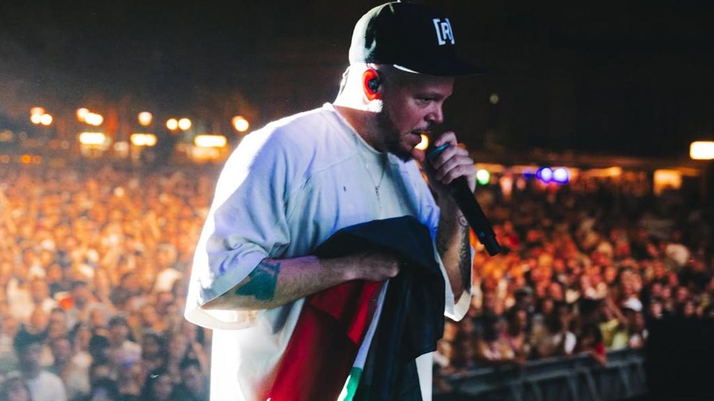 El cantante Residente, con la bandera de Palestina
