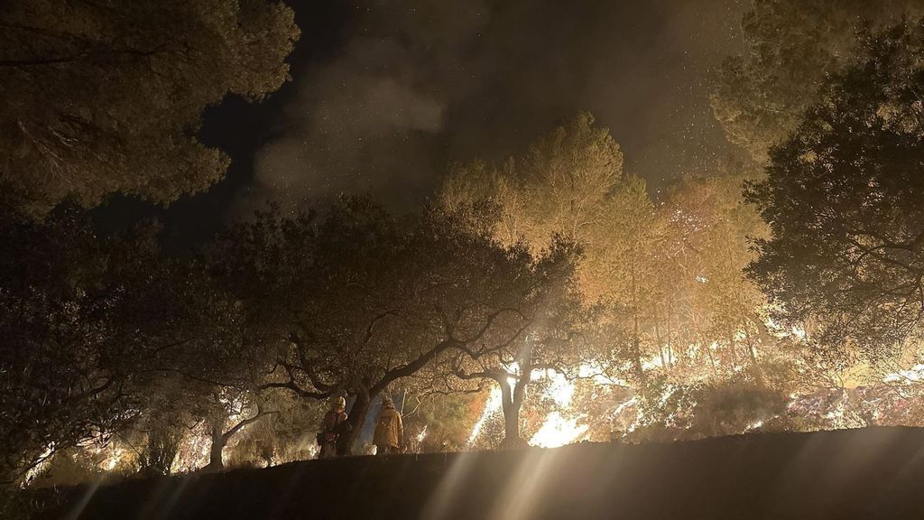 El incendio de Tarragona sigue en activo tras una dura noche para vecinos y bomberos