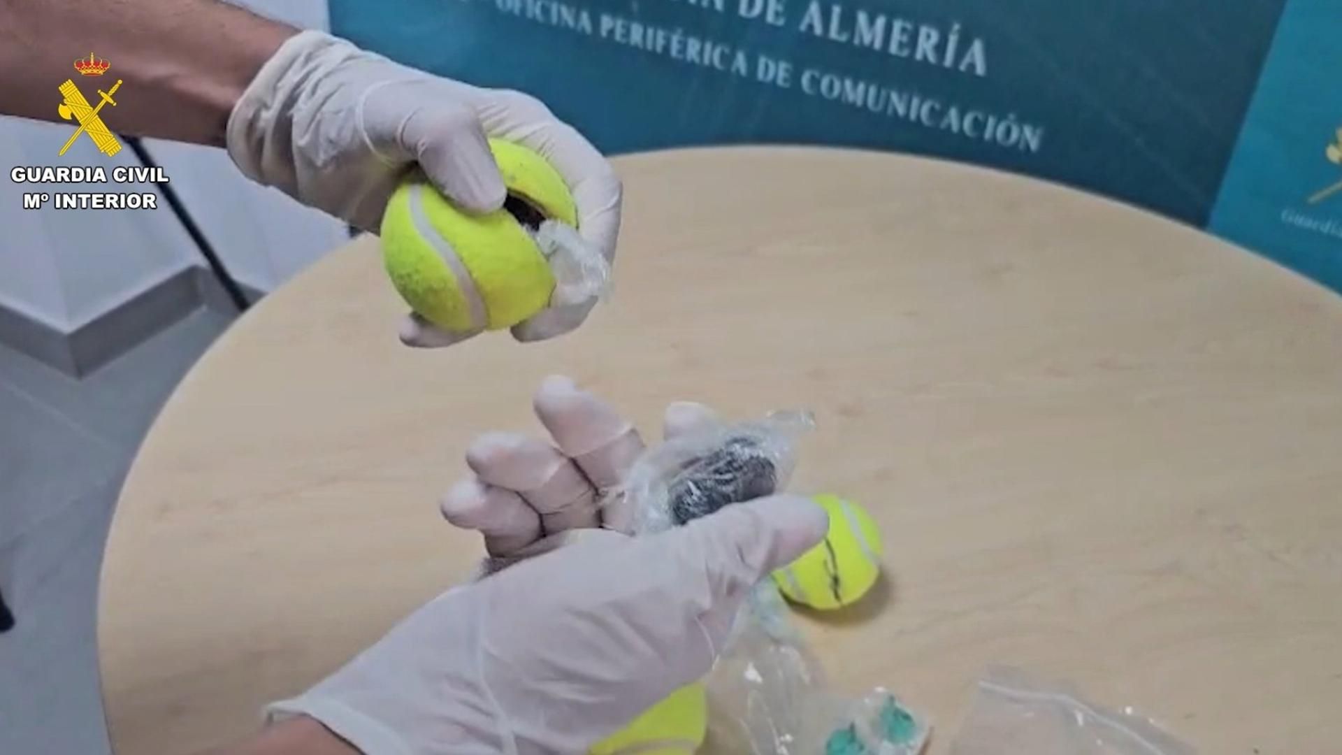 Hachís intervenido en el interior de varias pelotas de tenis lanzadas al interior de la prisión de Almería