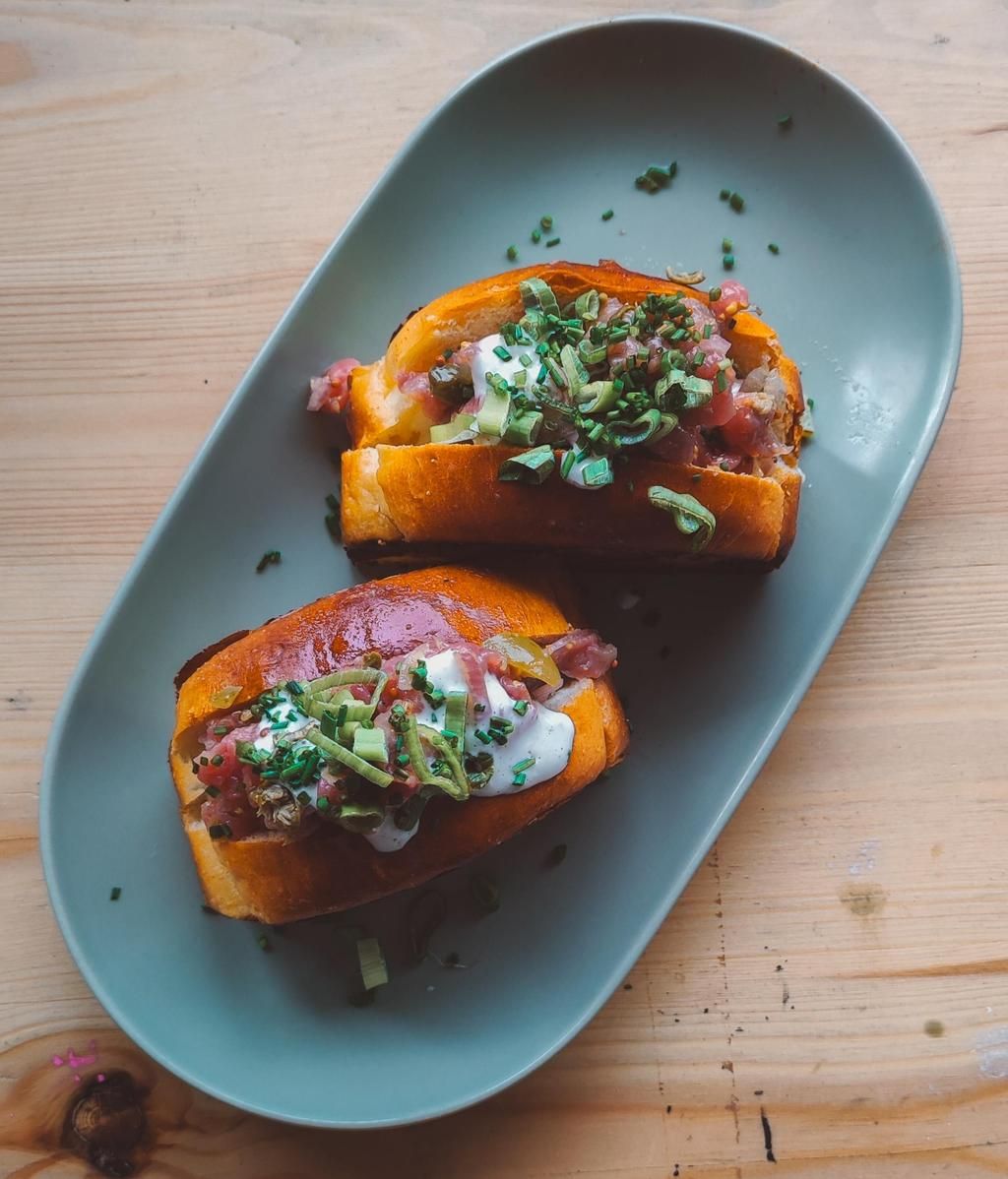 El ya famoso brioche de steak tartar con salsa tártara de María Martín