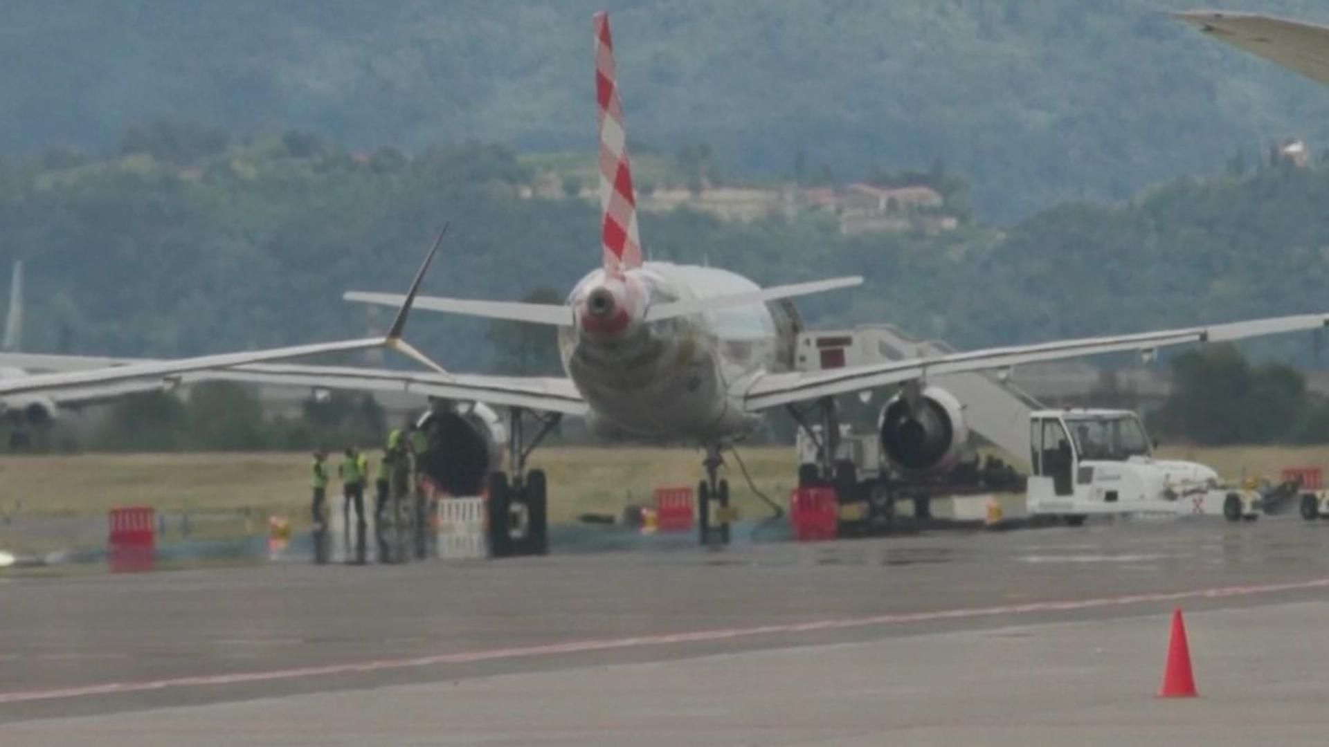 ¿Cuál es la principal hipótesis tras la muerte de un hombre en el aeropuerto de Bérgamo succionado por el motor de un avión?