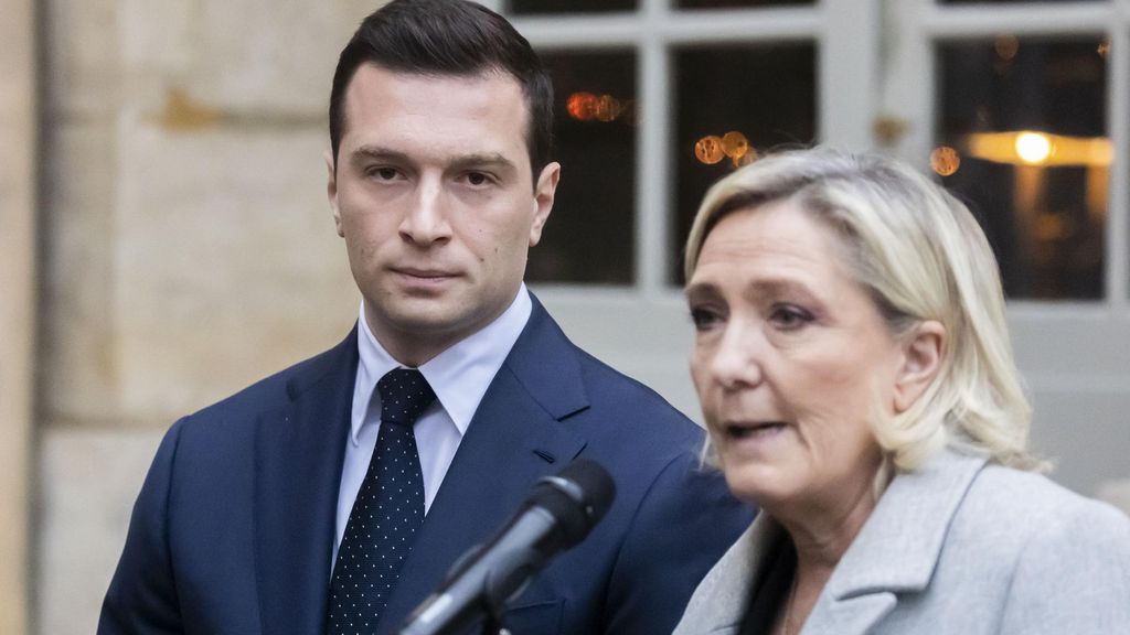 Jordan Bardella (i), presidente de Agrupación Nacional y Marine Le Pen (d), expresidenta del partido