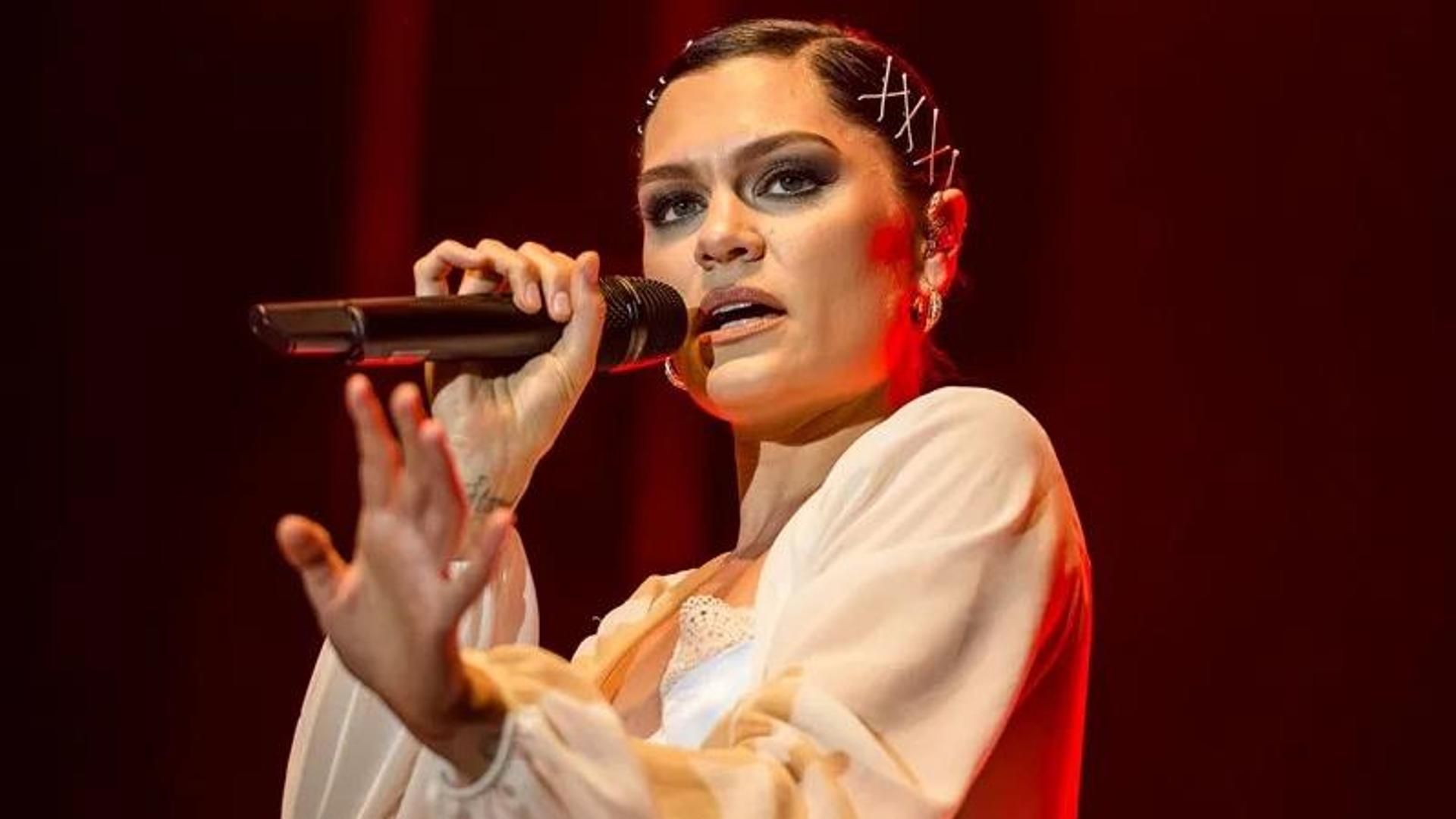 La cantante Jessie J confirma que el cáncer de mama que le diagnosticaron no se ha propagado: "Las lágrimas de felicidad son reales"
