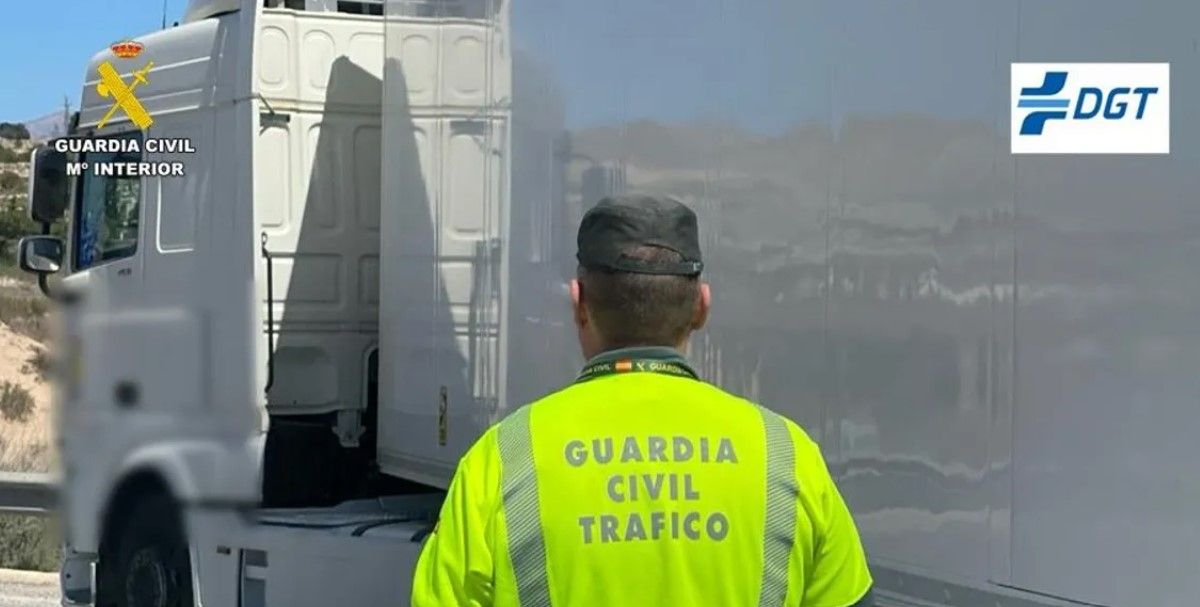 La Guardia Civil investiga a un camionero por participar un juicio telemático mientras conducía su remolque