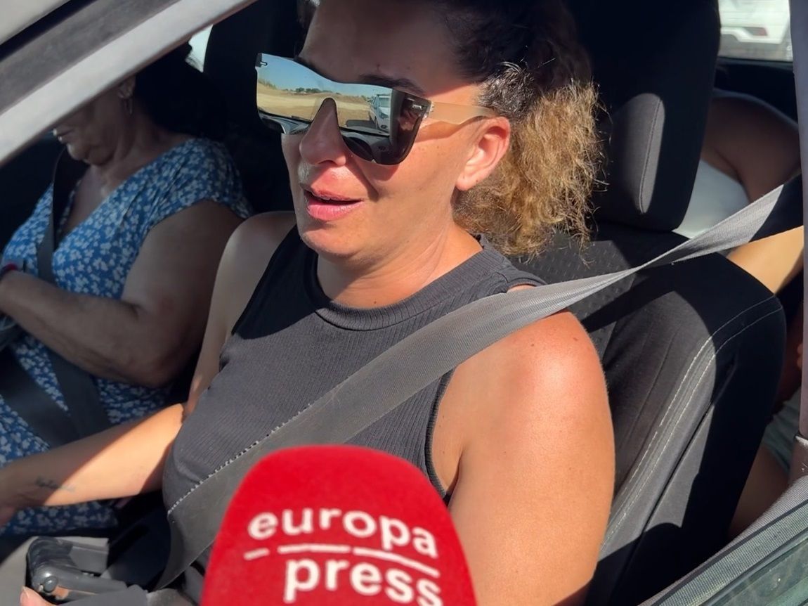 La hermana de Michu llegando al tanatorio