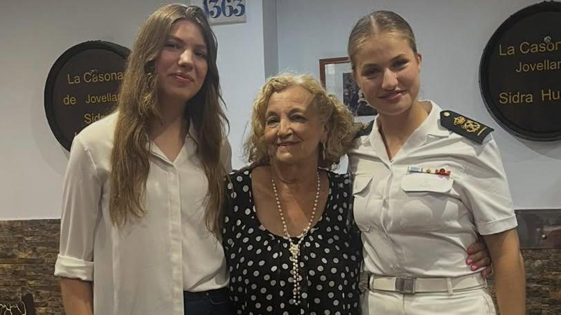 La infanta Sofía y la princesa Leonor junto a la duela de La Casona de Jovellanos