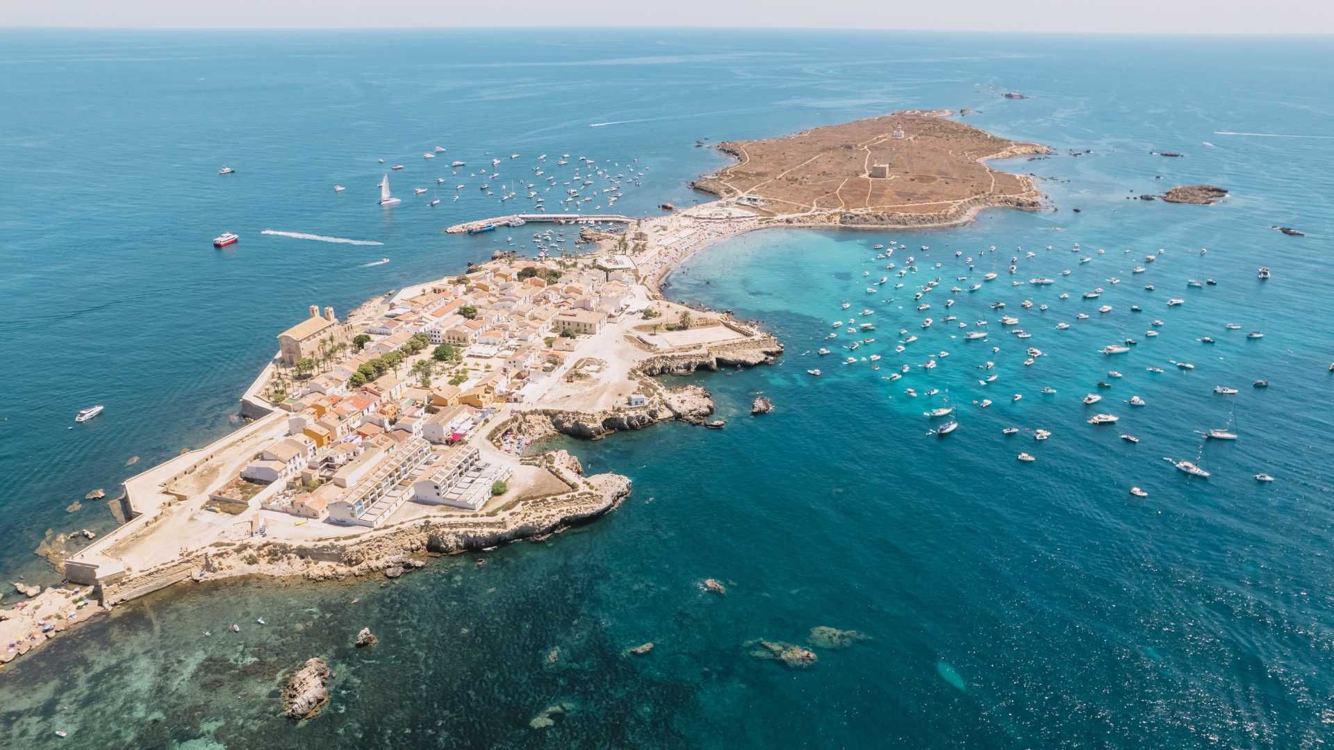 La isla de Tabarca, sucia y con deficiencias a causa del turismo masivo: "Hay que poner límites"