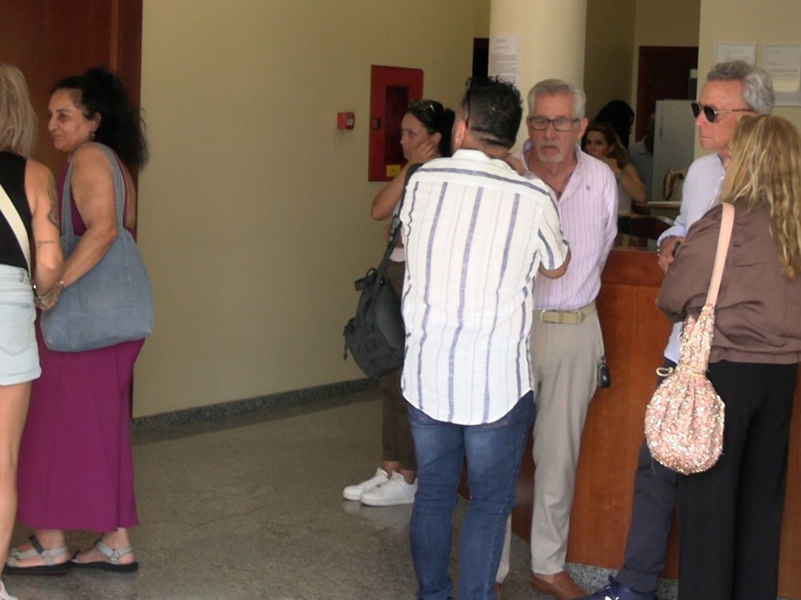La madre de Michu y José Ortega Cano en el tanatorio