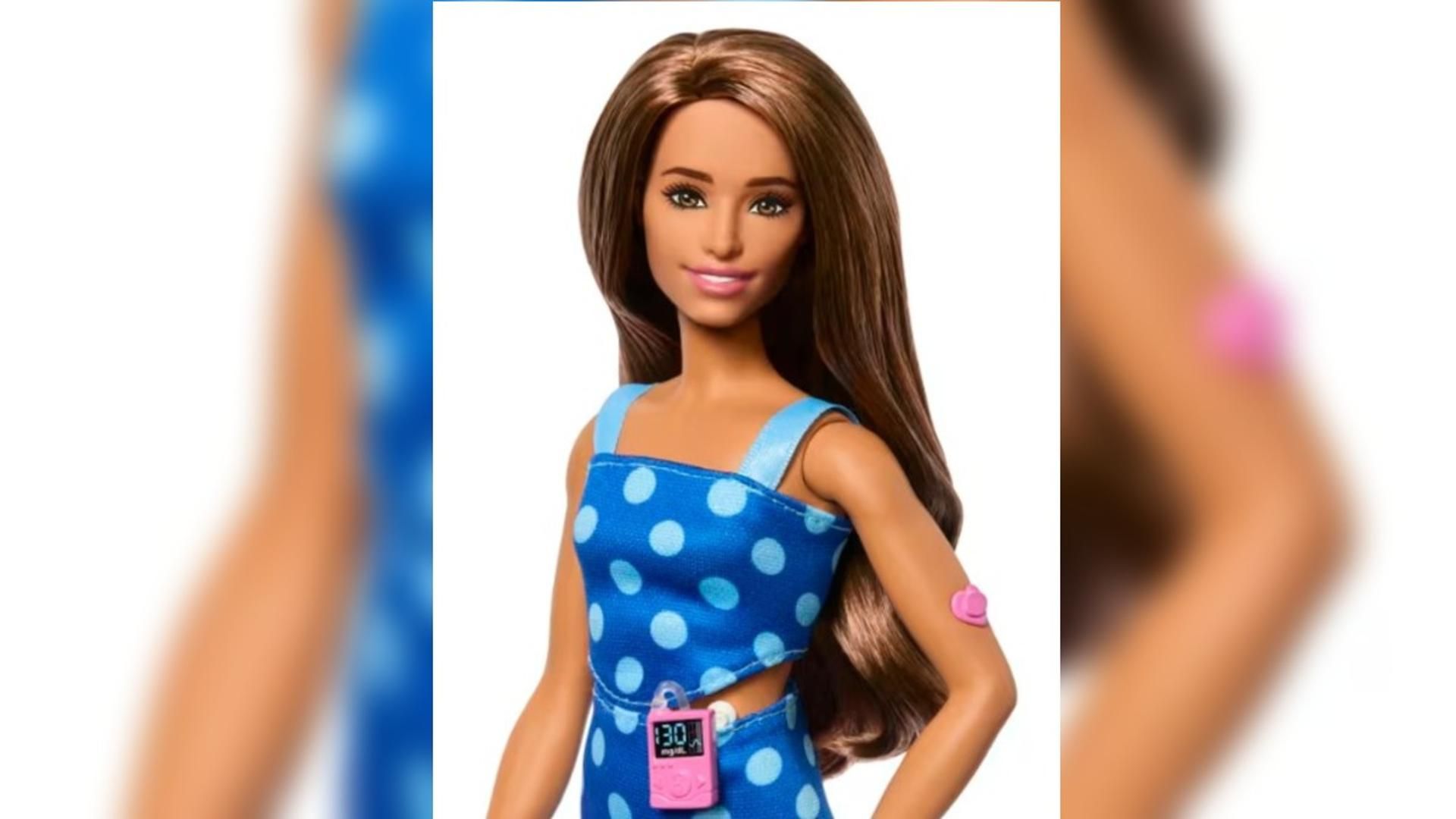 La nueva Barbie lleva un atuendo estampado con lunares azules, símbolo global de la concienciación sobre la diabetes
