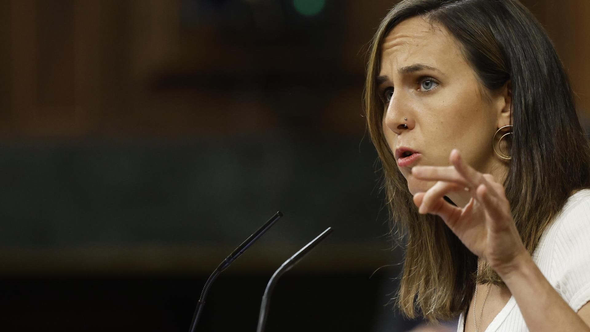 La portavoz de Podemos Ione Belarra, interviene durante el pleno en el Congreso de los Diputados,