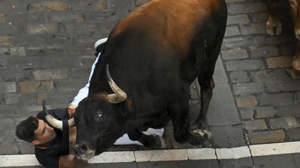 Los debutantes Álvaro Núñez dejan un herido por asta de toro en un encierro peligroso y trepidante