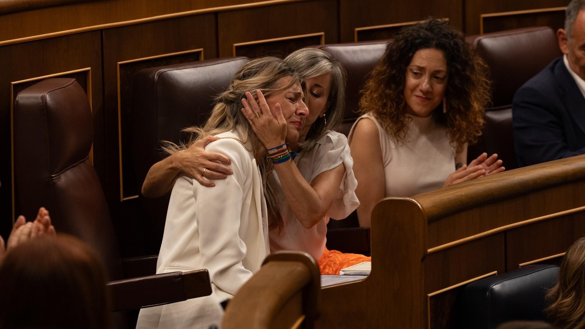 Los socios aprietan pero no ahogan a Sánchez: Yolanda Díaz da su apoyo en un emotivo discurso tras la muerte de su padre Los socios aprietan pero no ahogan a Sánchez: Yolanda Díaz da su apoyo en un emotivo discurso tras la muerte de su padre