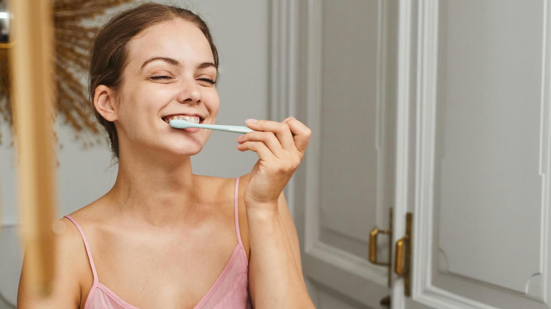 Mujer lavándose los dientes