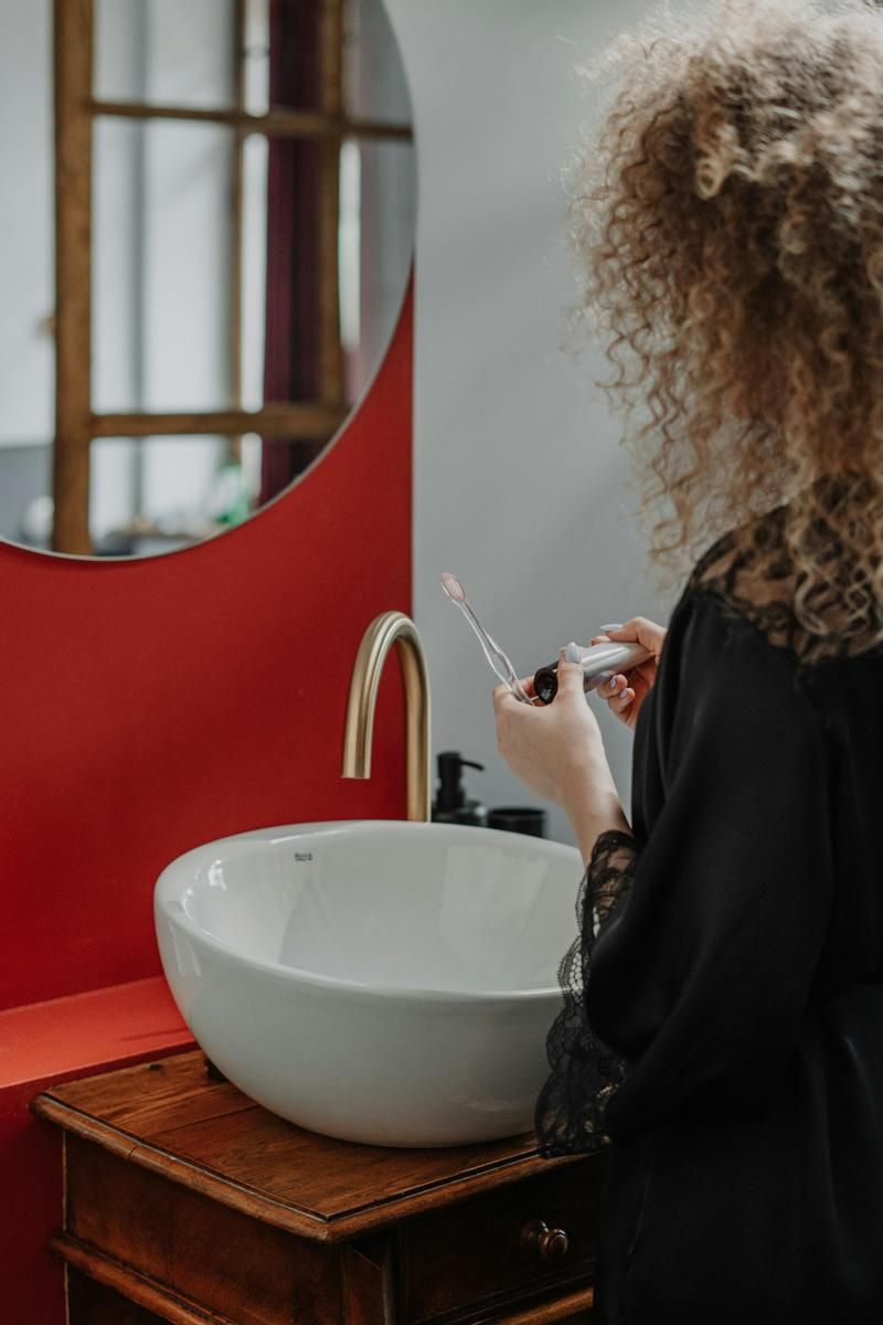 Mujer lavándose los dientes