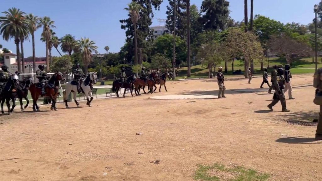 A la caza de inmigrantes en EEUU: los federales irrumpen en un parque de Los Ángeles con helicópteros y vehículos blindados
