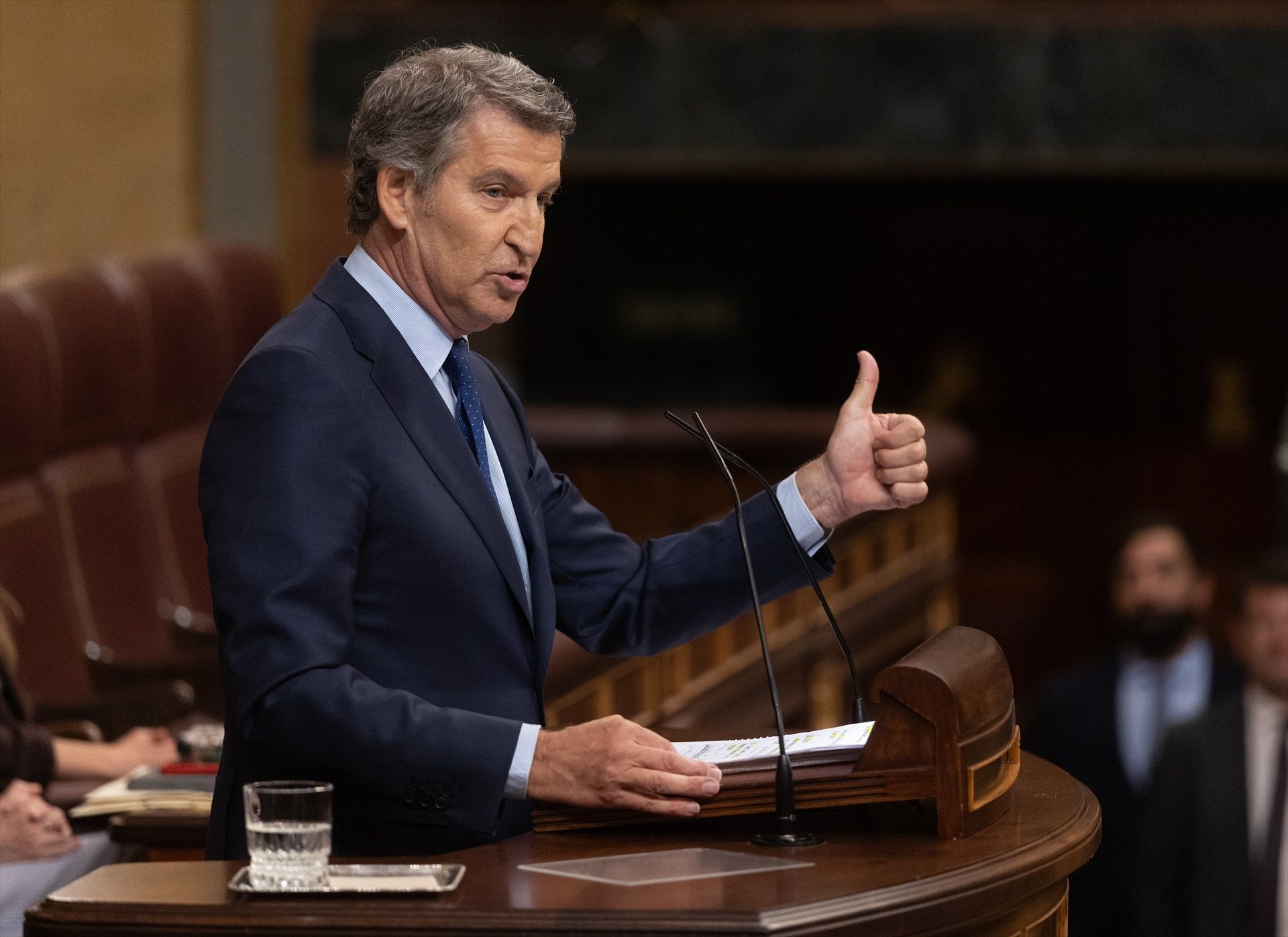 Sánchez y Feijóo protagonizan un duro enfrentamiento en el pleno