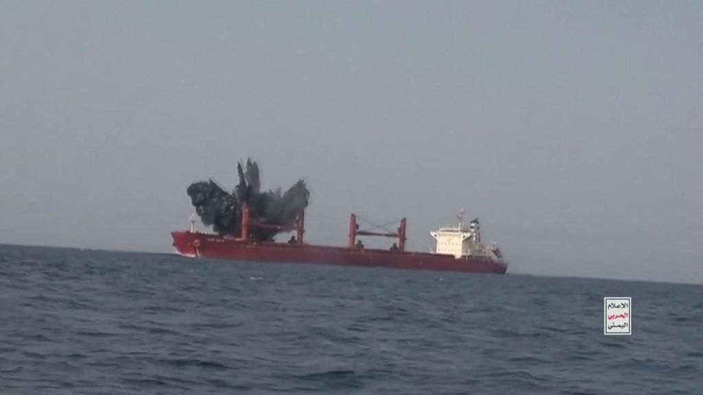 Tres marineros muertos tras un ataque de los rebeldes hutíes con granadas propulsadas a un mercante frente a las costas de Yemen