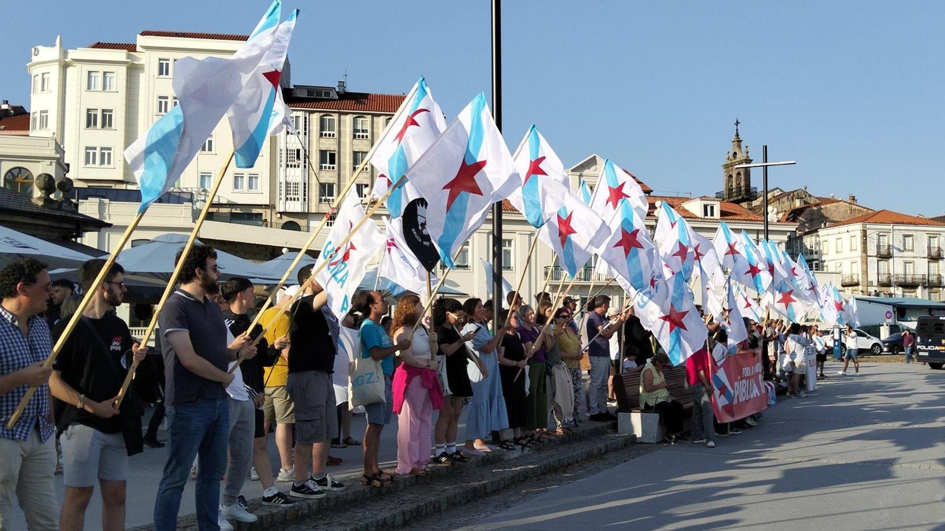 Un centenar de personas se movilizan contra la visita de la princesa Leonor a Ferrol