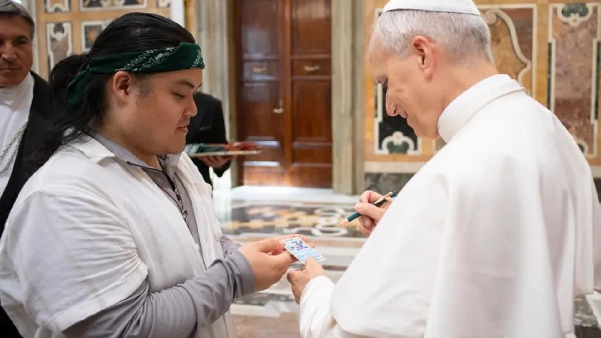 Un fiel lleva una carta Pokémon al Papa León XIV para que se la bendiga