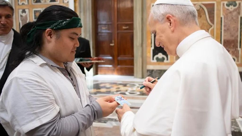 Un fiel lleva una carta Pokémon al Papa León XIV para que se la bendiga