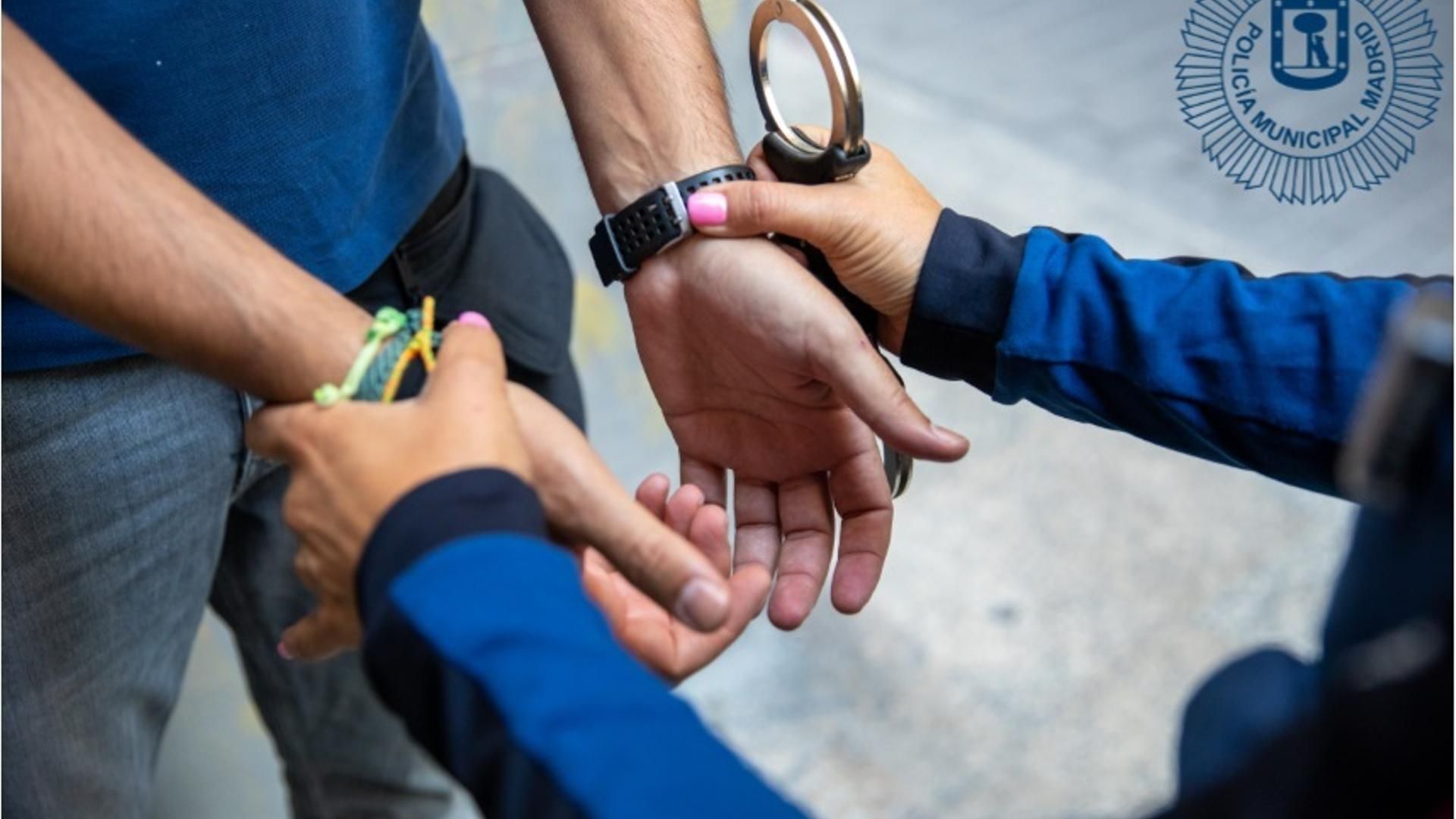 Un joven de 24 años, detenido tras ser acusado de acosar sexualmente a dos menores en las fiestas de San Fermín, en Usera, Madrid