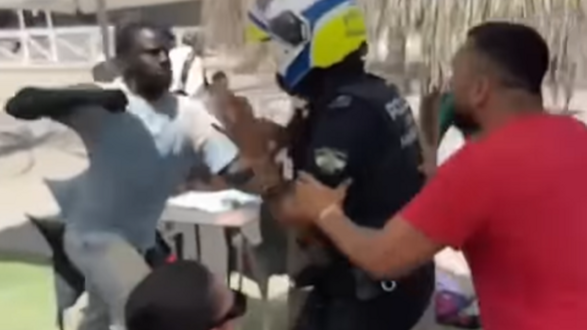 Un vendedor ambulante agrede a un Policía Local de Marbella, Málaga