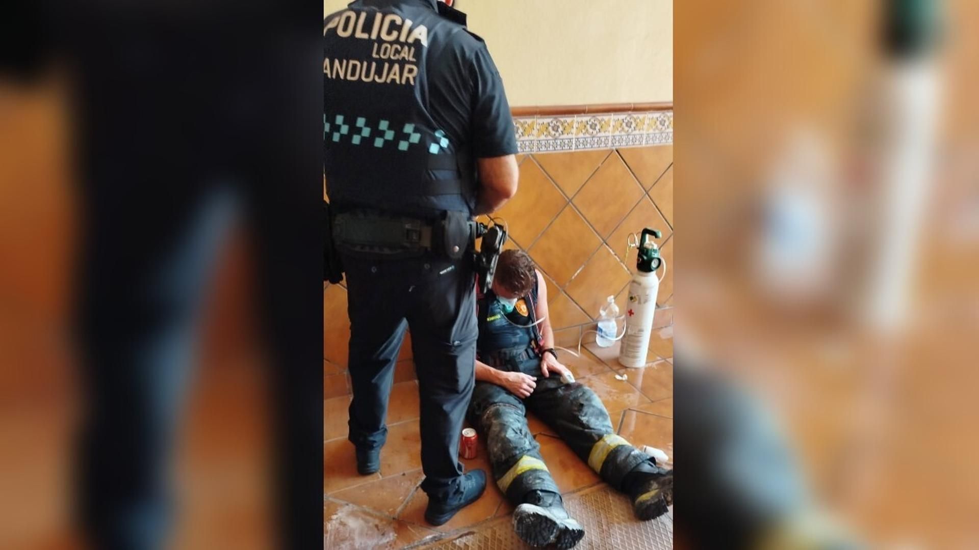 Uno de los bomberos heridos es atendido por la Policía Local de Andújar en Jaén Uno de los bomberos heridos es atendido por la Policía Local de Andújar en Jaén