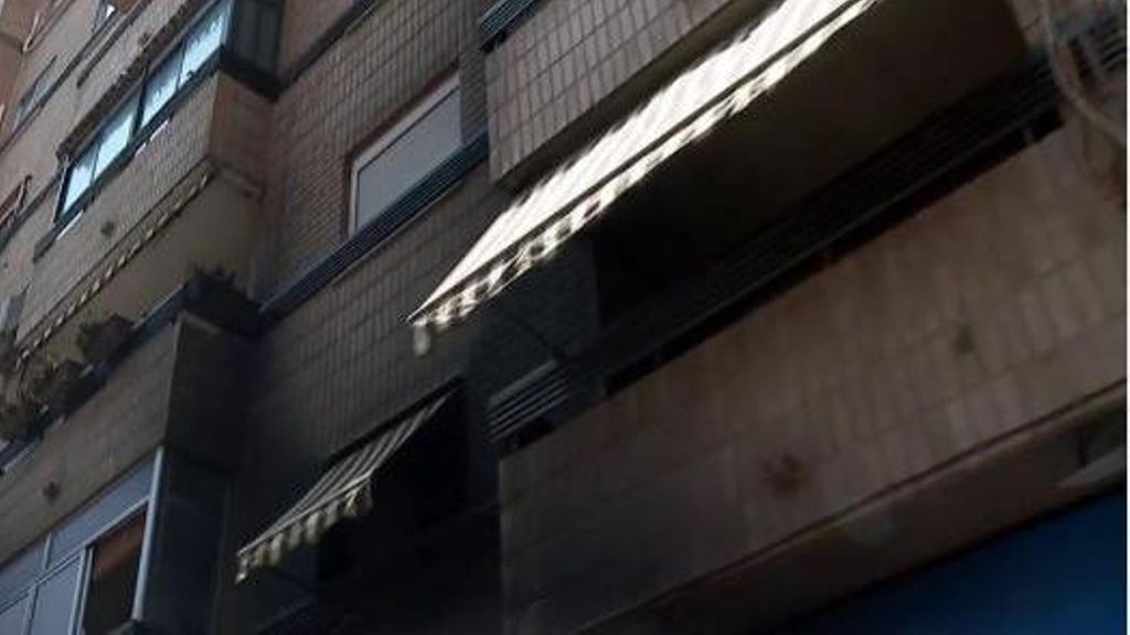 Vecinos de 115 viviendas afectadas por el incendio en un local de Valencia aún no pueden volver a sus casas