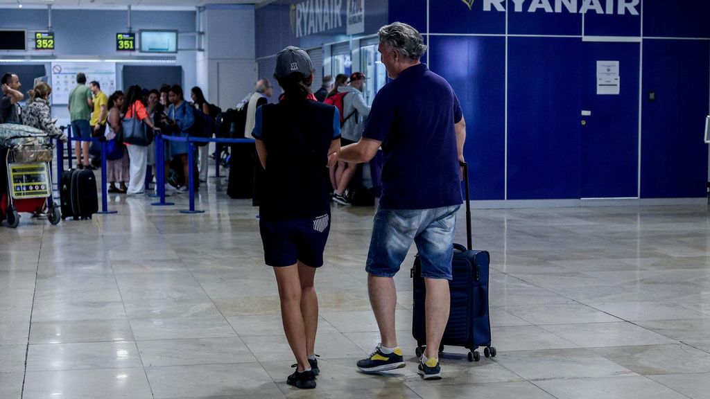 Viajeros con equipaje de mano en el aeropuerto Adolfo Suárez Madrid Barajas